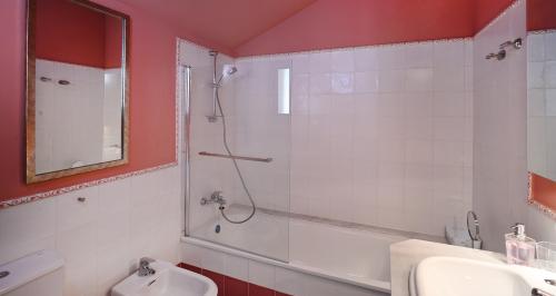 Eigenes Bad mit Badewanne, Dusche und Bidet