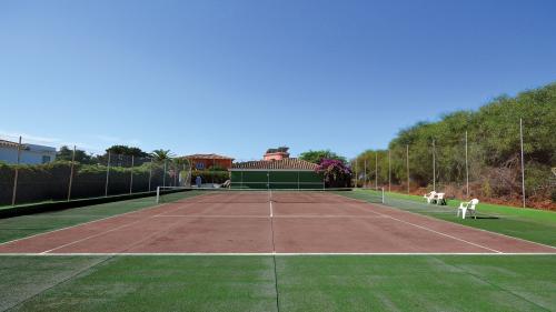 Privater Tennisplatz