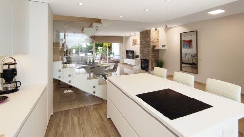 Kücheninsel mit Kochfeld, offen zum Wohnzimmer und Kamin