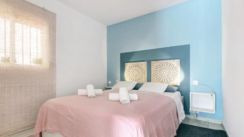 Schlafzimmer mit dekorativem Kopfteil und Leselampen
