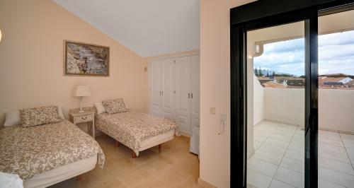 Zweibettzimmer mit Terrassenzugang und Blick über die Dächer