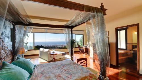 Hauptschlafzimmer mit Himmelbett und Meerblick