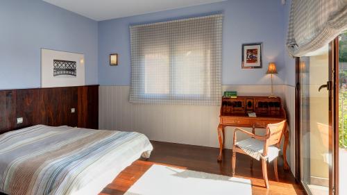 Drittes Schlafzimmer mit Terrassenzugang und Schreibtisch