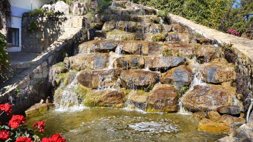 Zierwasserfall in der Gartenanlage