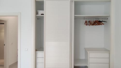 Badezimmer mit Dusche, Spiegelschrank und Fenster mit Gartenblick
