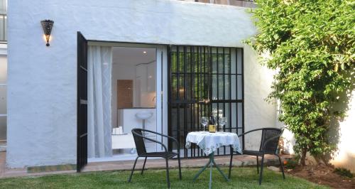 Terrasseneingang mit Sitzbereich im Garten