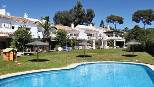 Garten mit Sonnenliegen und Gemeinschaftspool