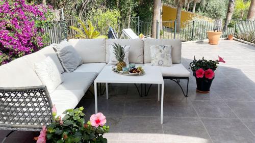 Terrassen-Lounge-Ecksofa mit Obstplatte