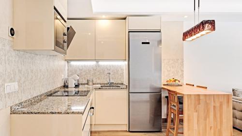 Kitchen with oven, fridge and dining bar