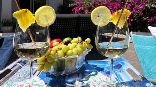 Erfrischende Getränke und frisches Obst auf dem Terrassentisch