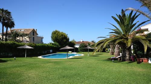 Gartenanlage mit Pool