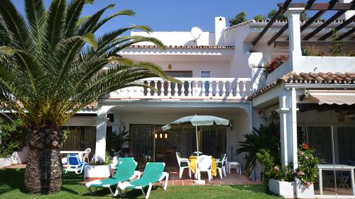 Terrasse mit Sitzgruppe und Liegestühlen