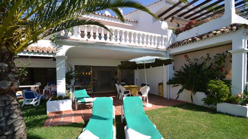 Überdachte Terrasse mit Essbereich