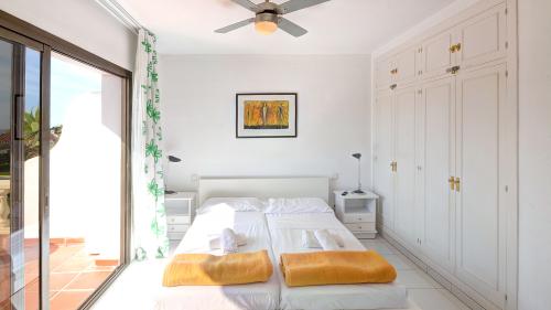 Schlafzimmer mit Einbauschrank