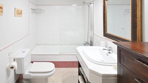 Bathroom with toilet and washbasin