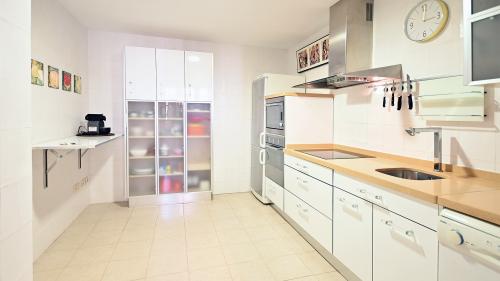 Fully equipped kitchen with oven, fridge and ceramic hob